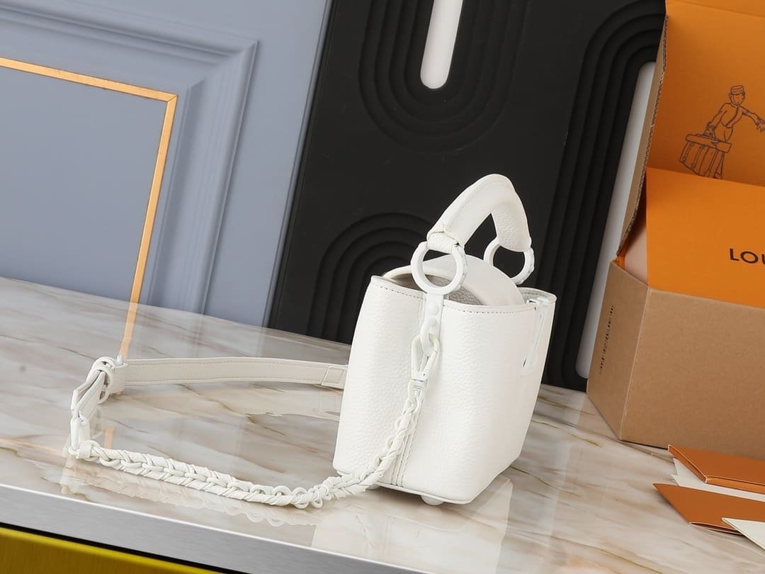 L0vis Vvtt0n M23956 Capucines East-West Mini